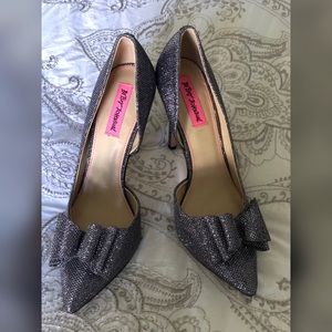 Gray Bow Heels 👠 Betsey Johnson Size 10